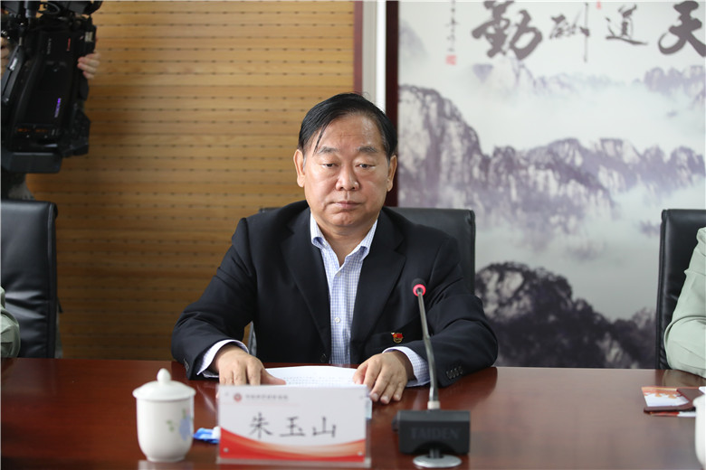 省教育厅党组成员、省招办主任朱玉山主持座谈会