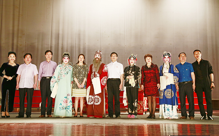 校领导与演职人员合影