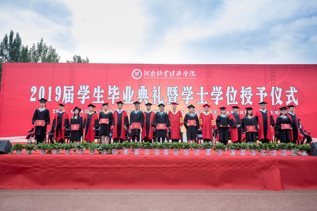 校领导为毕业生代表颁发证书