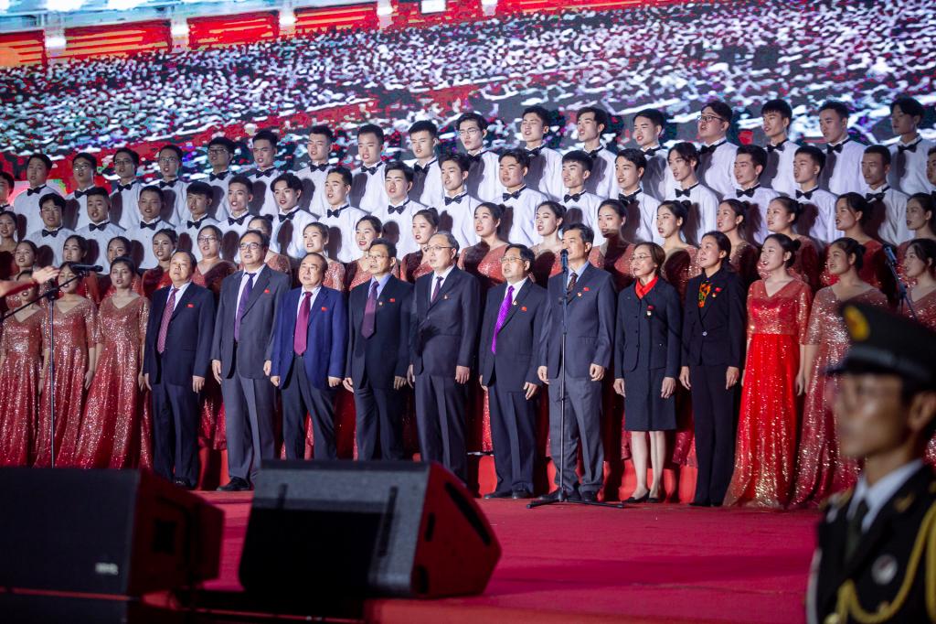 师生合唱《我和我的祖国》