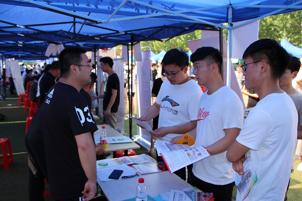 学生与用人单位深入交流