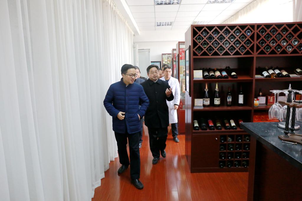 陈维忠一行考察pg电子官网酒类实验室