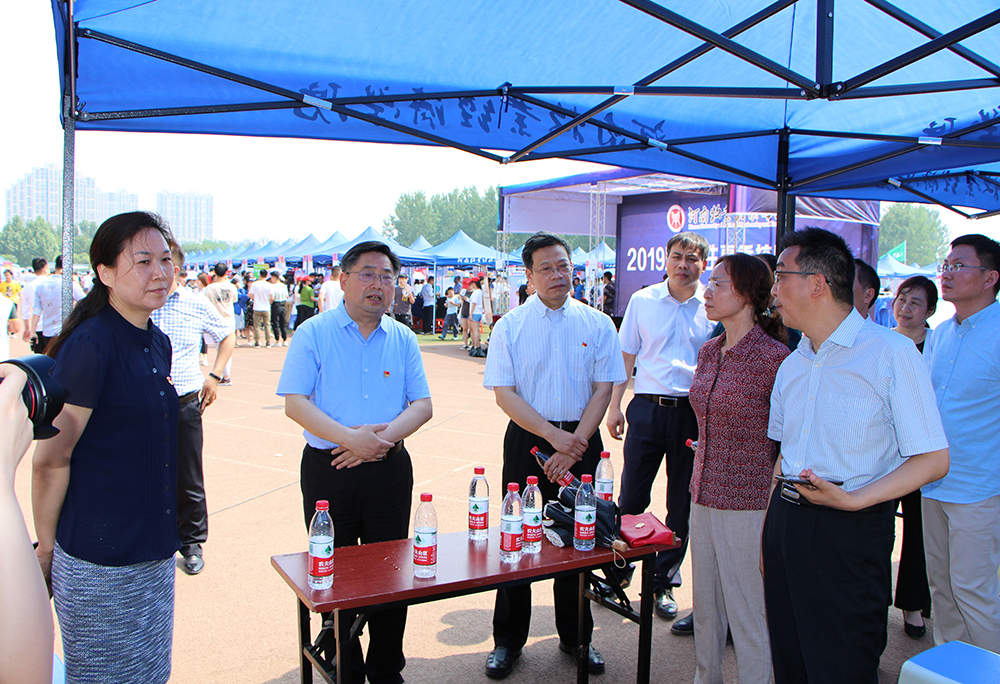 校领导莅临双选会现场检查指导