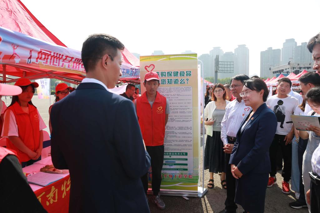 省青联副主席张楠向团省委书记王艺介绍pg电子官网“食品安全进社区”项目