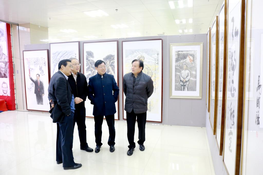 与会嘉宾参观画展