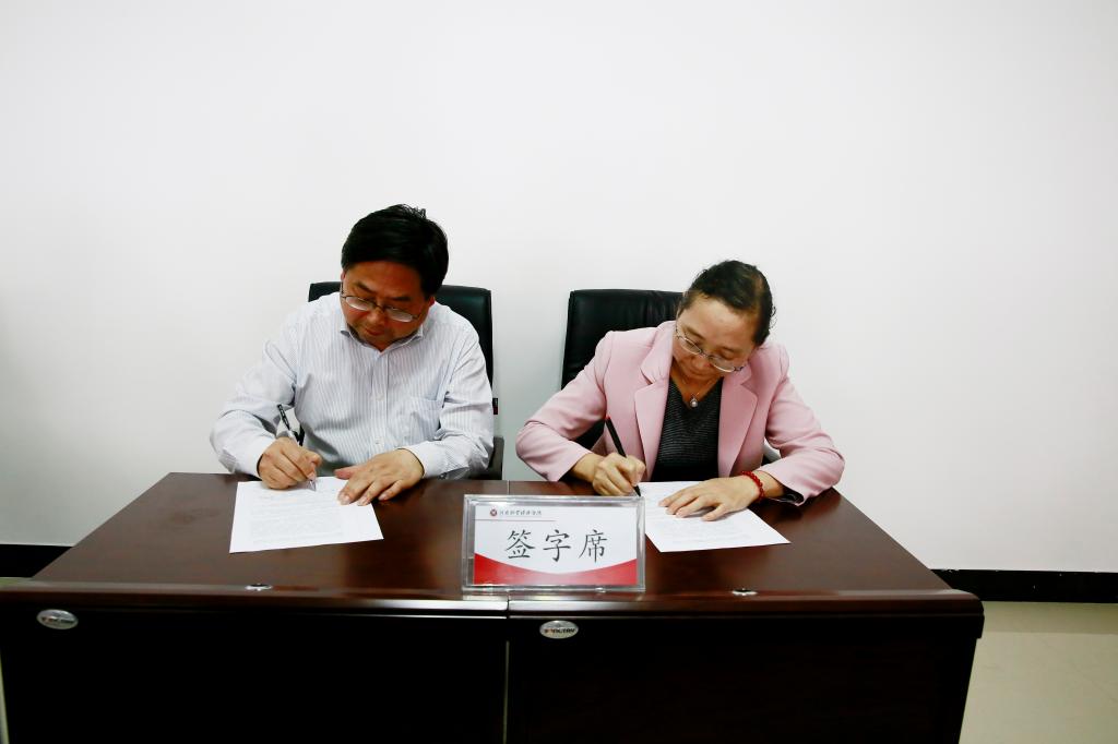 校长罗士喜与学院代表签订《pg电子官方网站争创省级文明校园工作目标责任书》