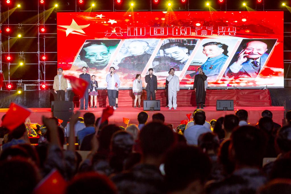 《共和国的脊梁》