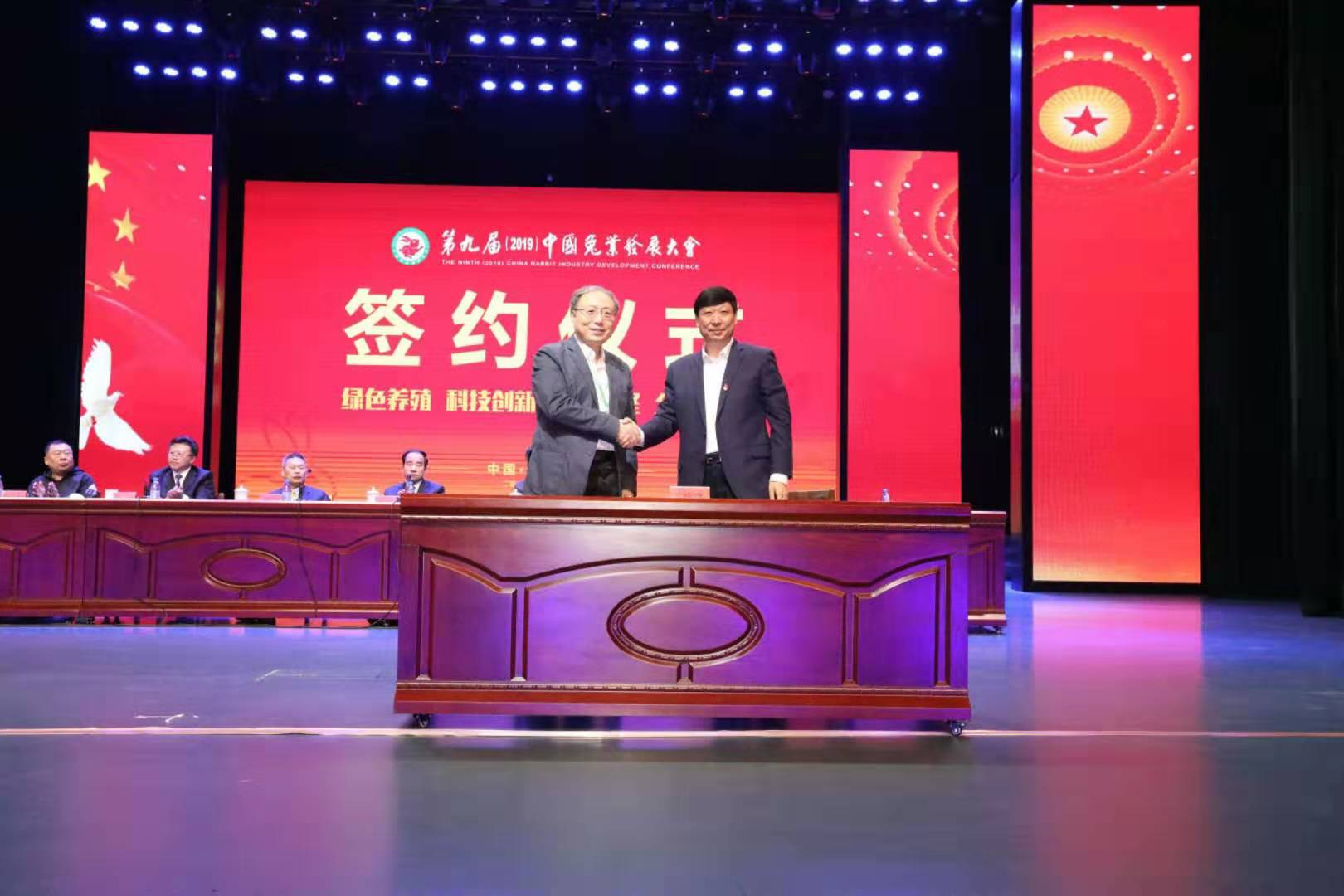 穆瑞杰代表学校与和田地委委员、行署副专员张玉宝签约