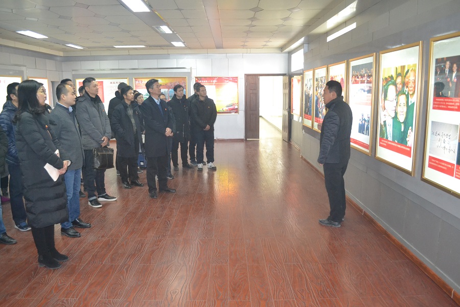 在西辛庄村展览馆参观学习