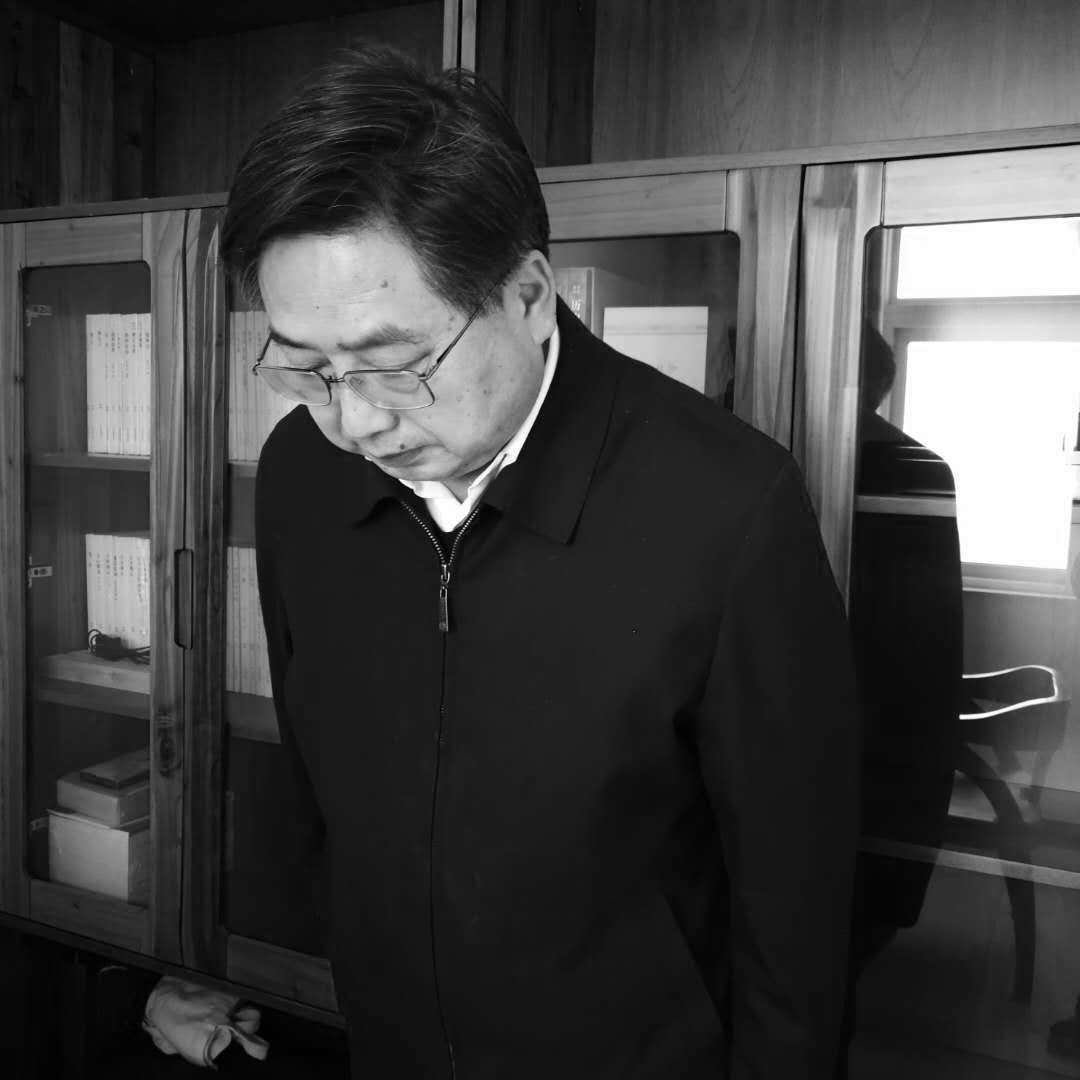 校长罗士喜深切哀悼抗击新冠肺炎疫情斗争牺牲烈士和逝世同胞