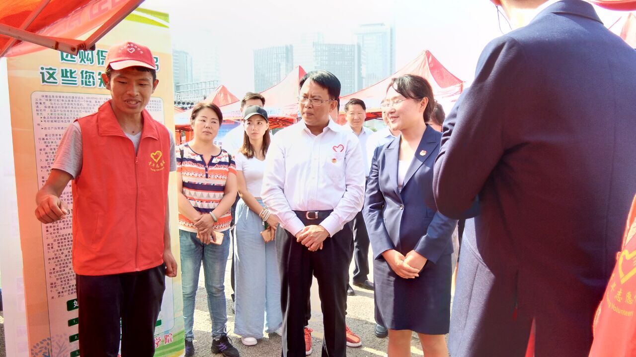 志愿者向团省委书记王艺介绍pg电子官网质量学社